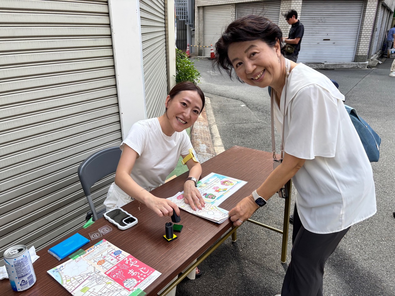 スタンプラリーでマップにスタンプを押してもらう区長