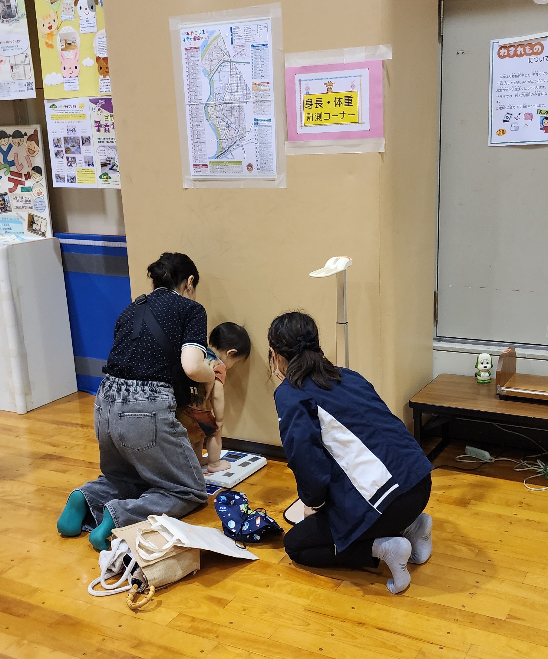 保健師が来場者の身長と体重を測定している写真