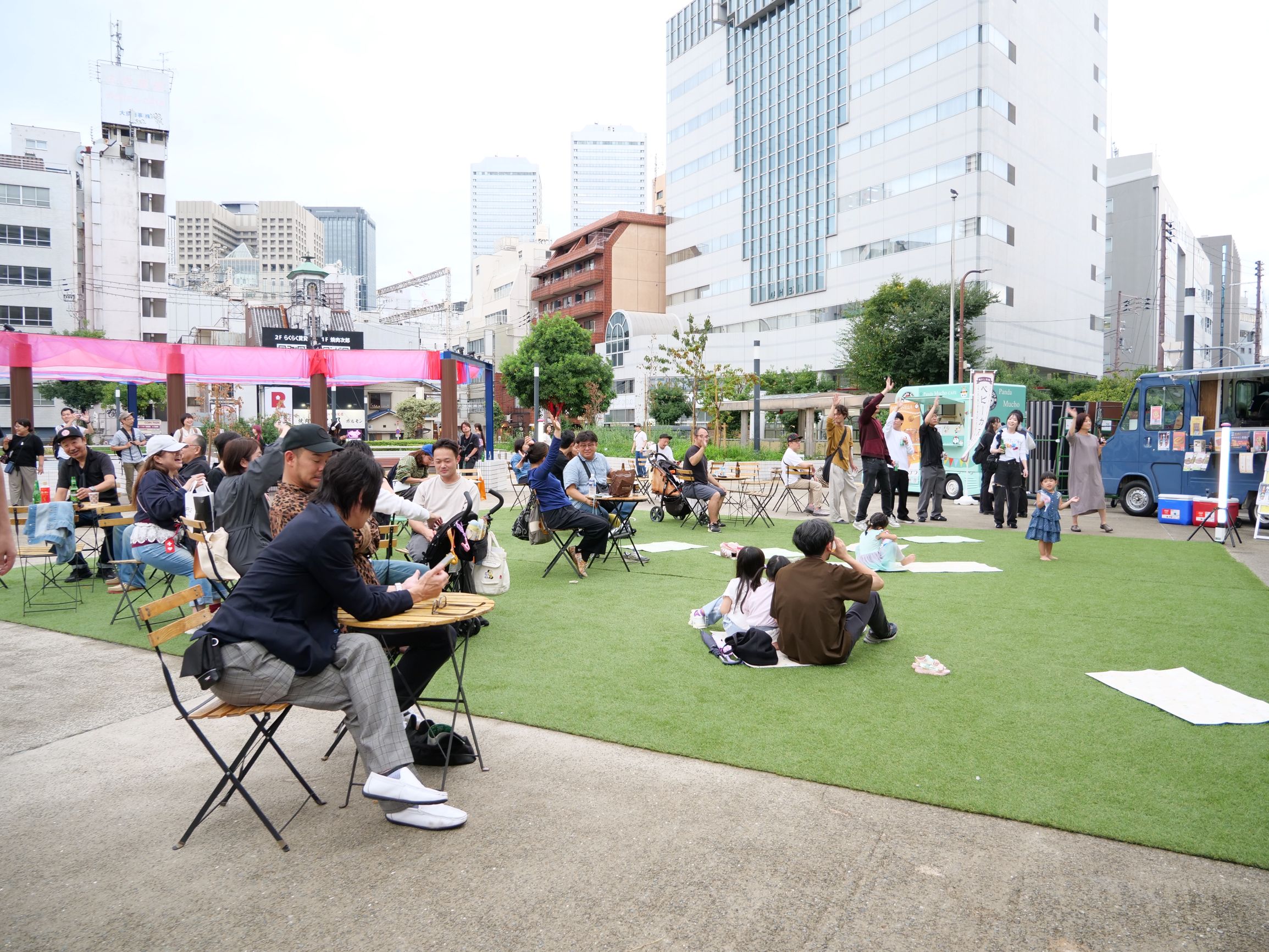 芝生でくつろぐ人々