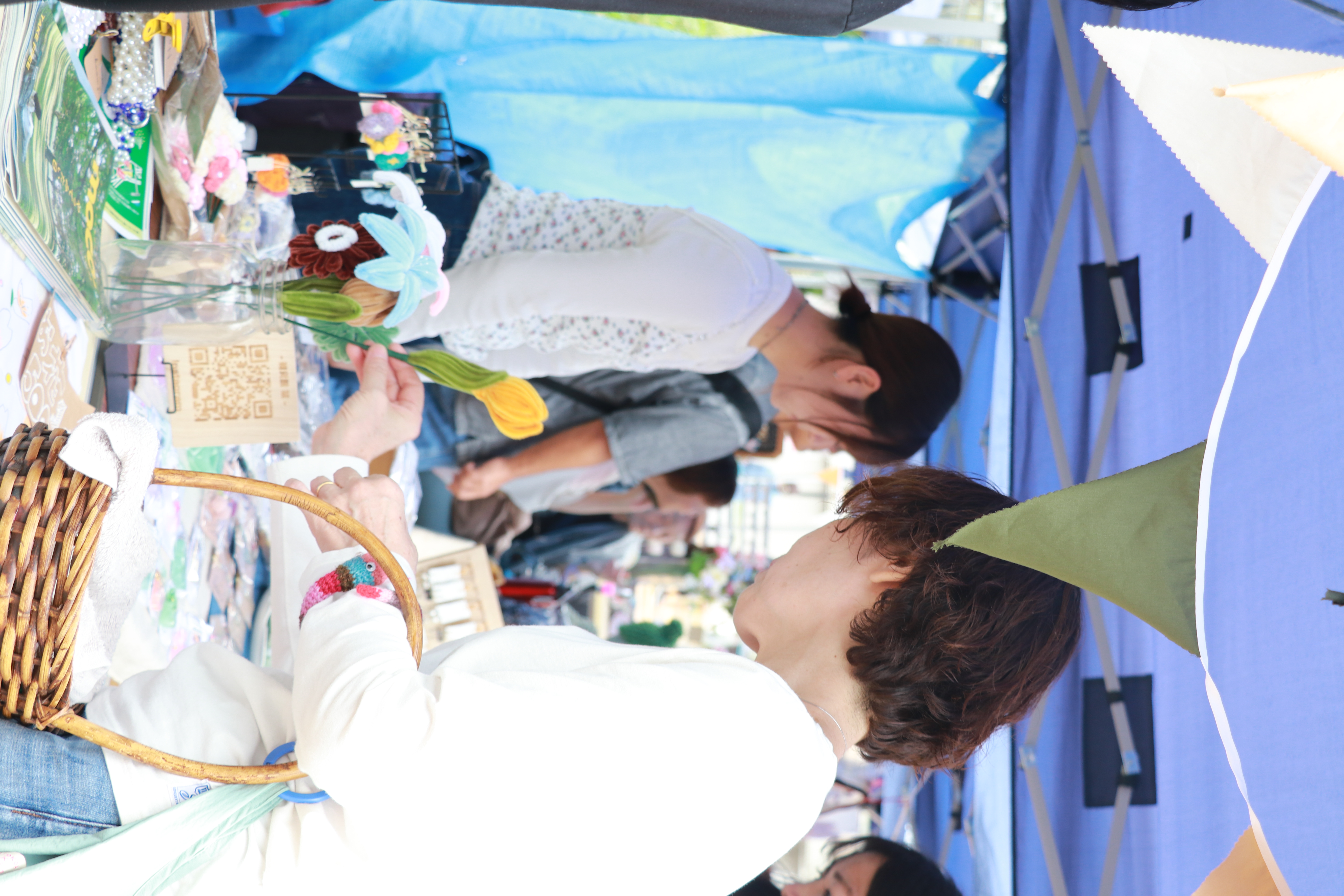 マルシェで買い物する人