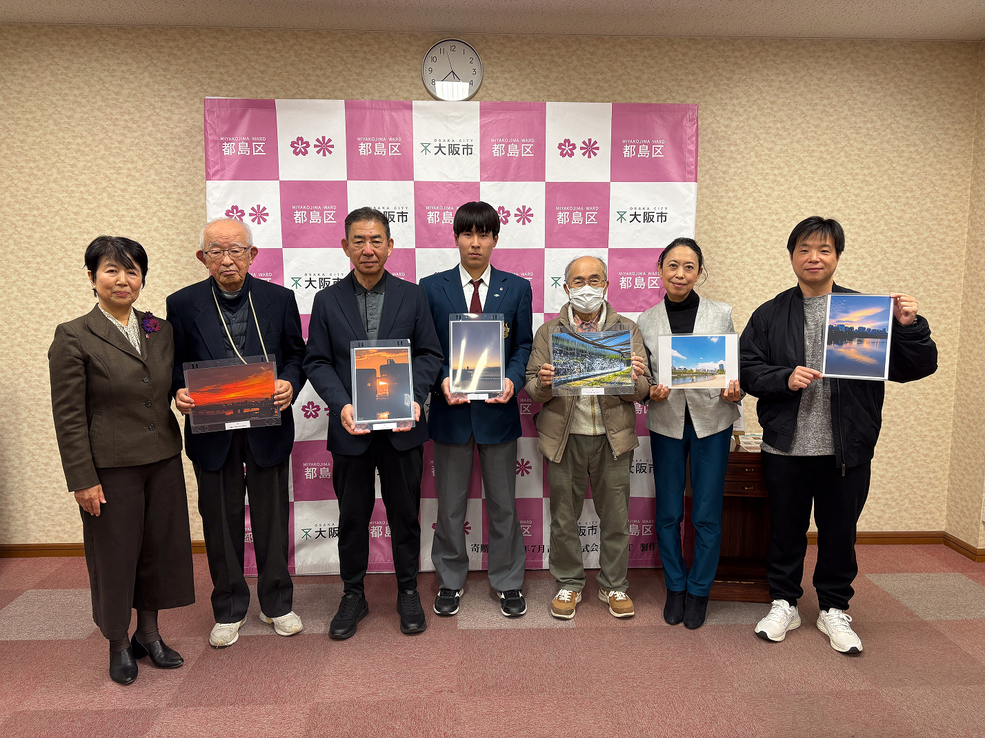 受賞者の皆さまと区長の記念撮影風景