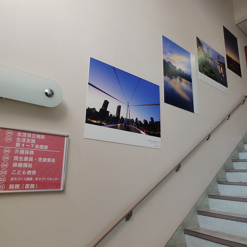 階段パネル展示（階段下からの画像）