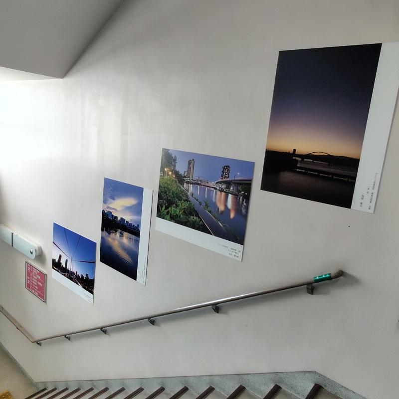 階段パネル展示（階段上からの画像）