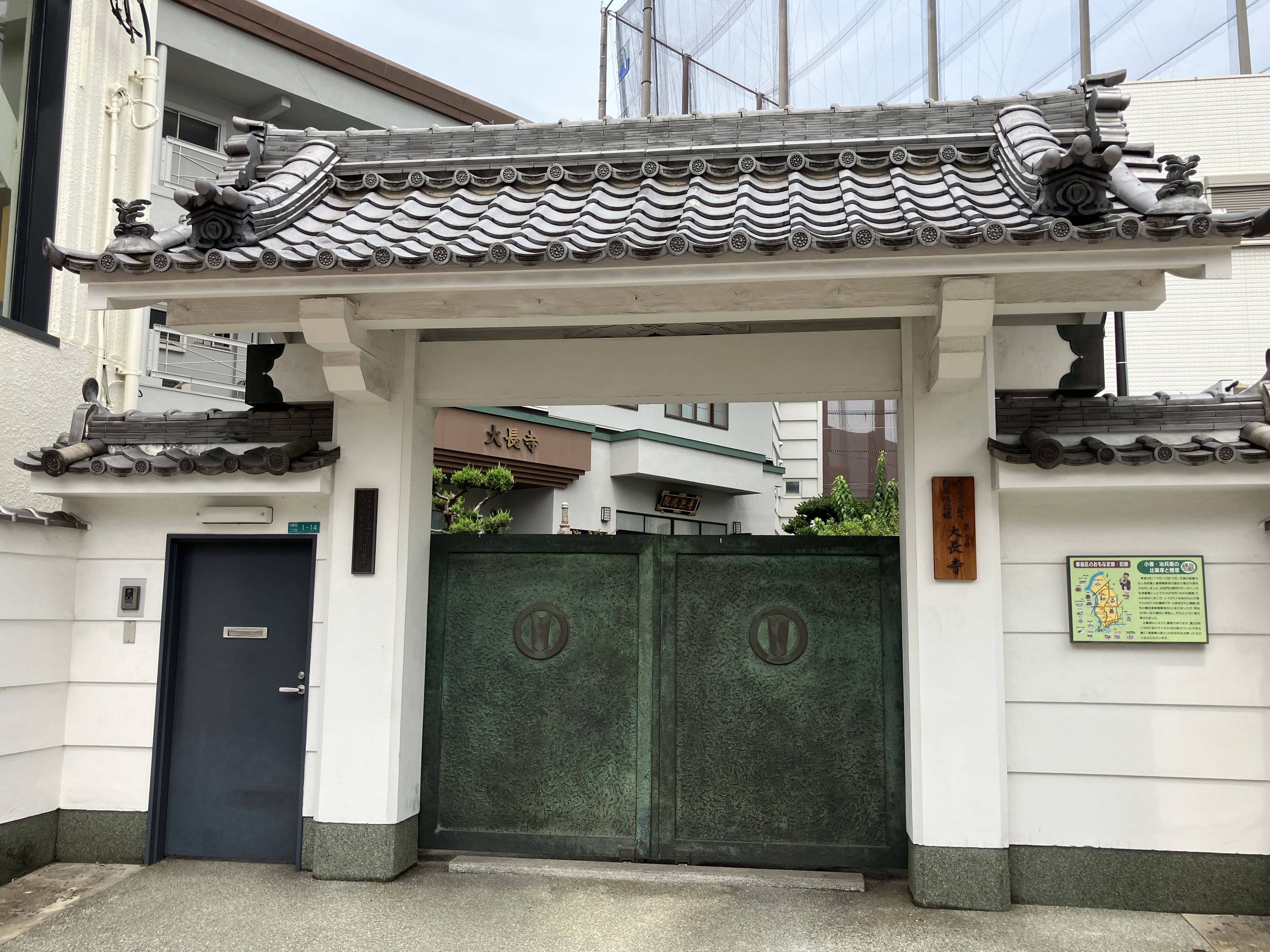 小春・治兵衛の比翼塚と鯉塚