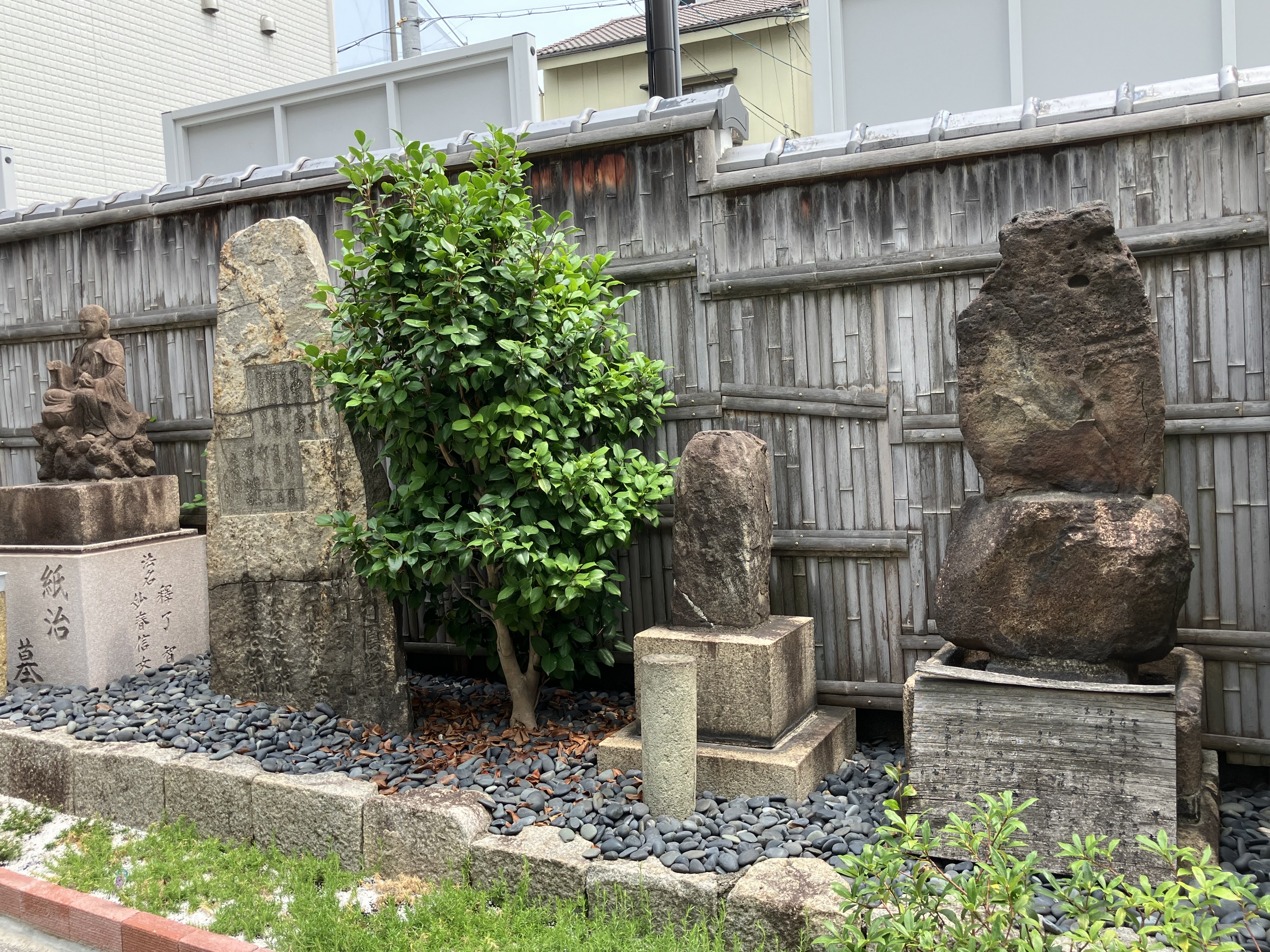 小春・治兵衛の比翼塚と鯉塚