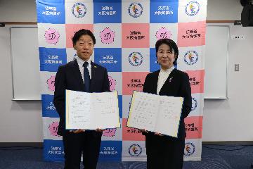大阪拘置所所長と都島区長が並んでいる写真