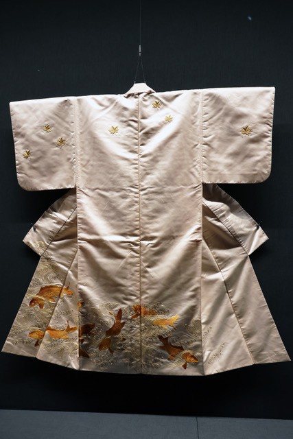 白地鯉ト波模様縫箔
