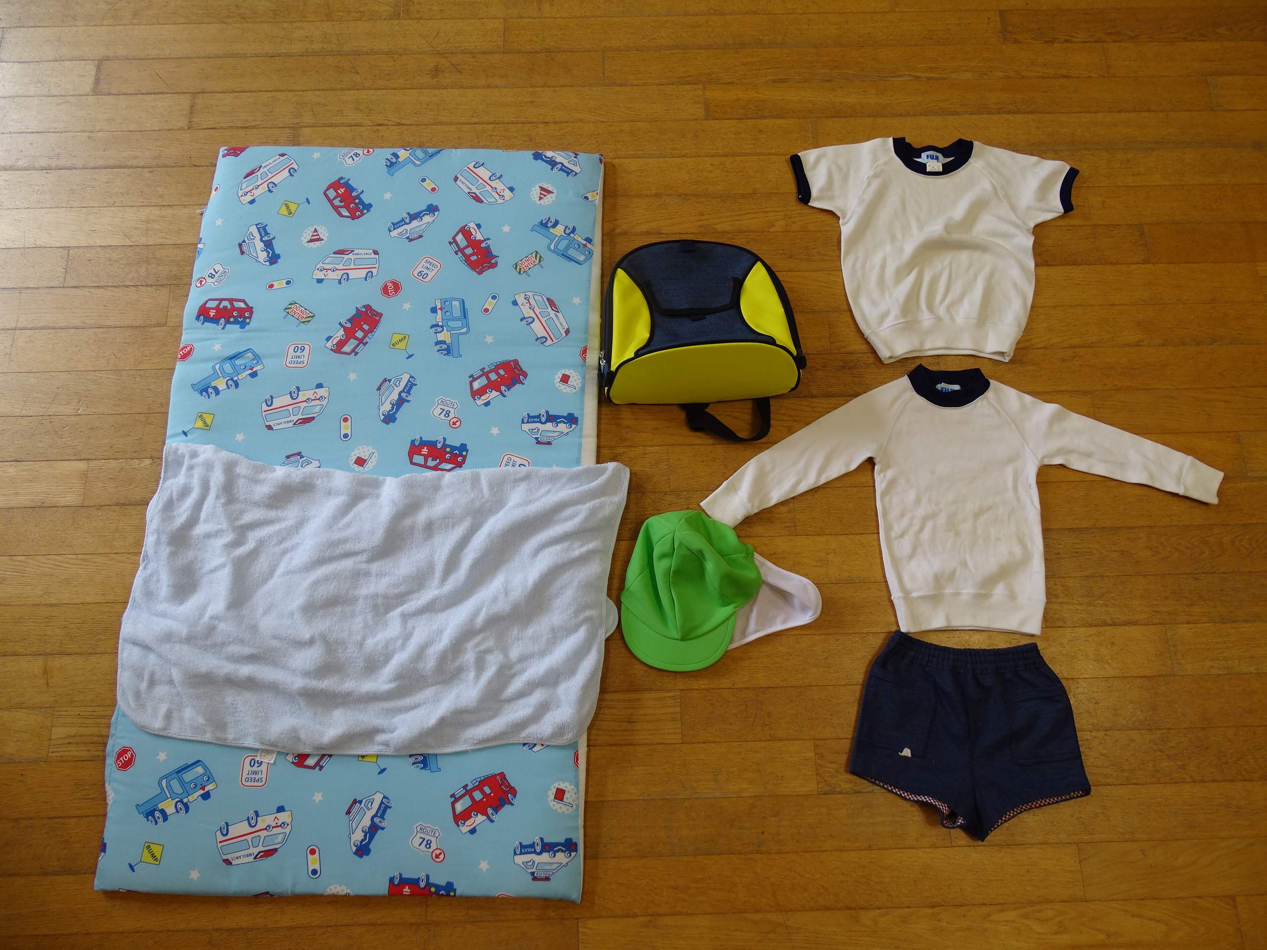 体操服、帽子、かばん