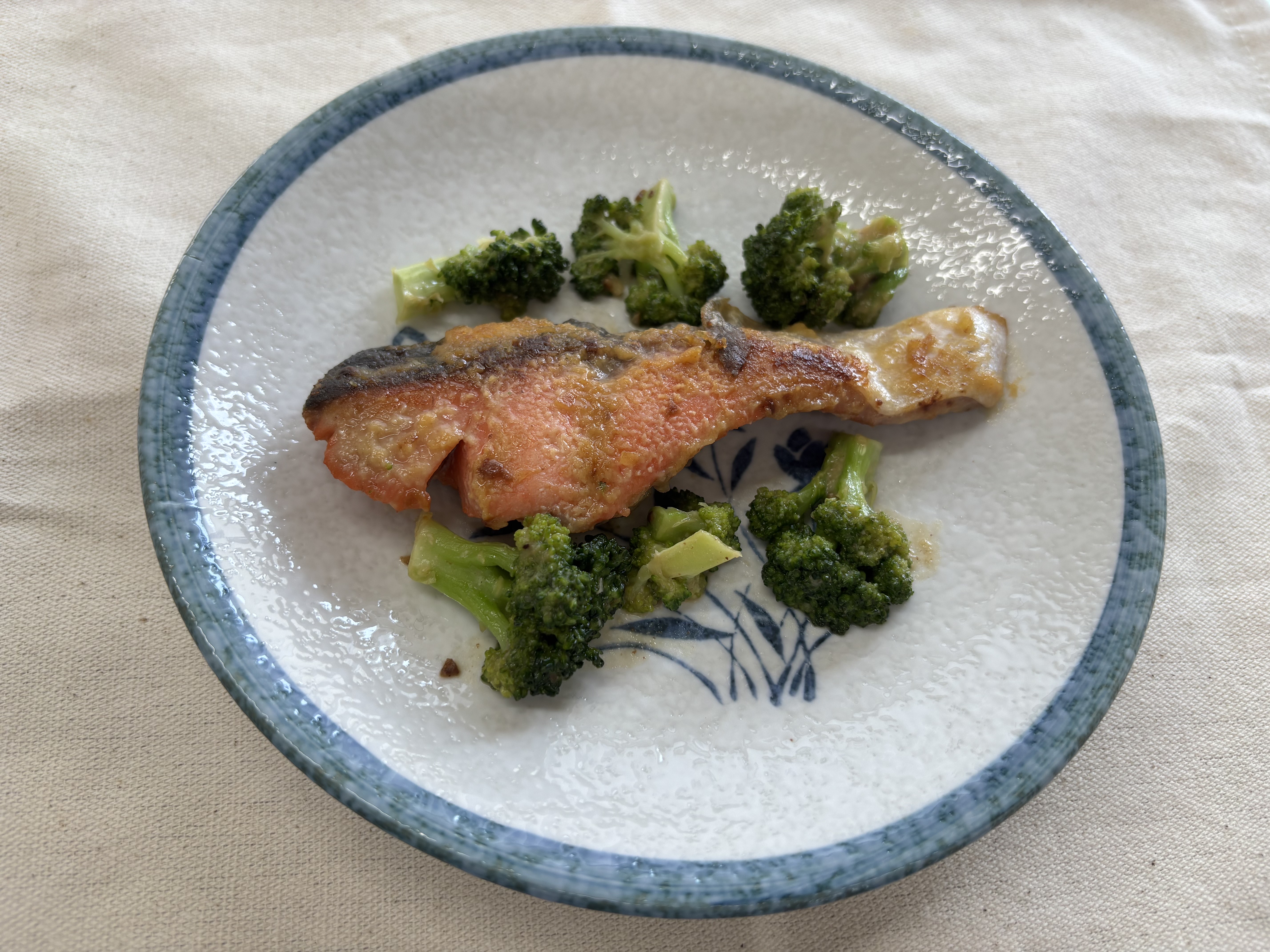 「ブロッコリーと鮭の味噌バター炒め」の写真