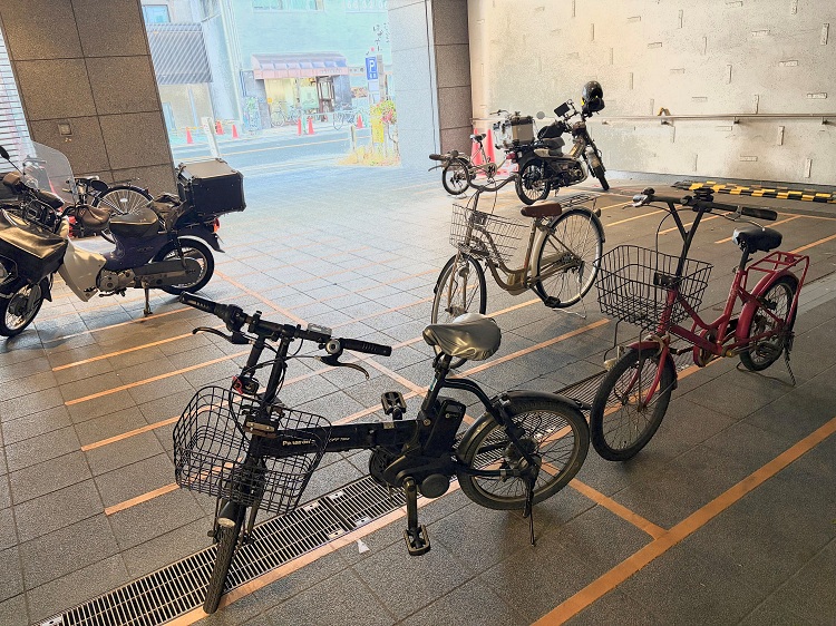 浪速区役所庁舎内駐輪場