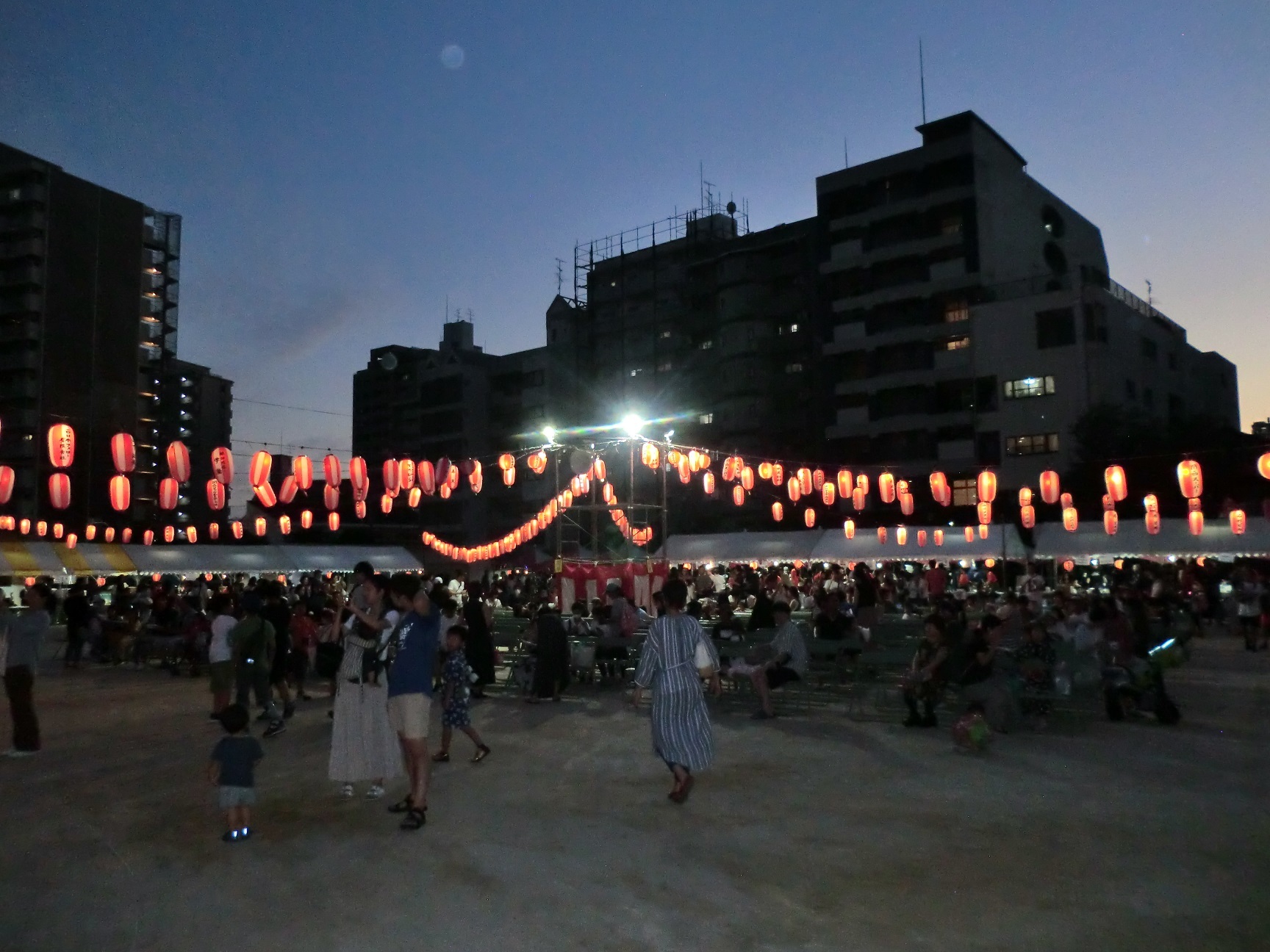 来場者が祭りを楽しんでいる様子
