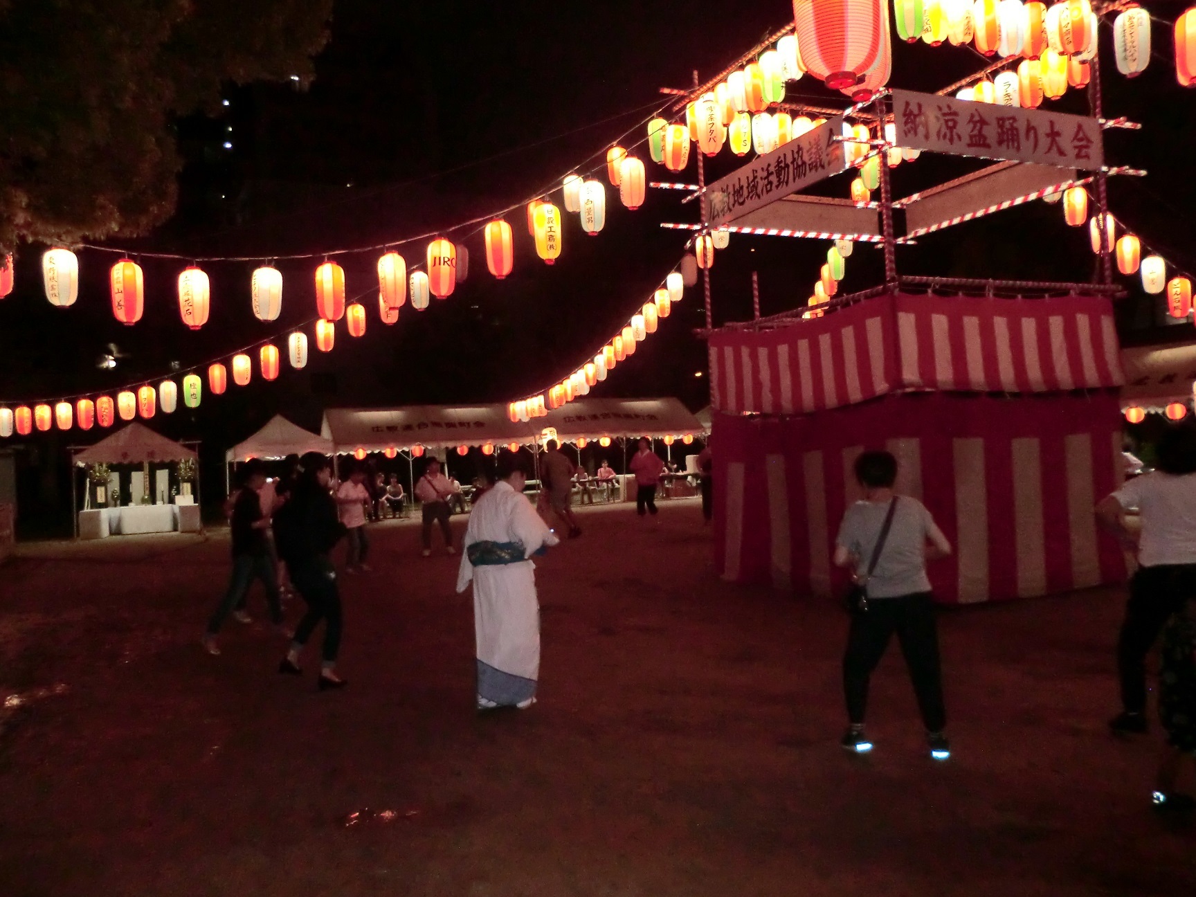 来場者が踊りを踊っている様子