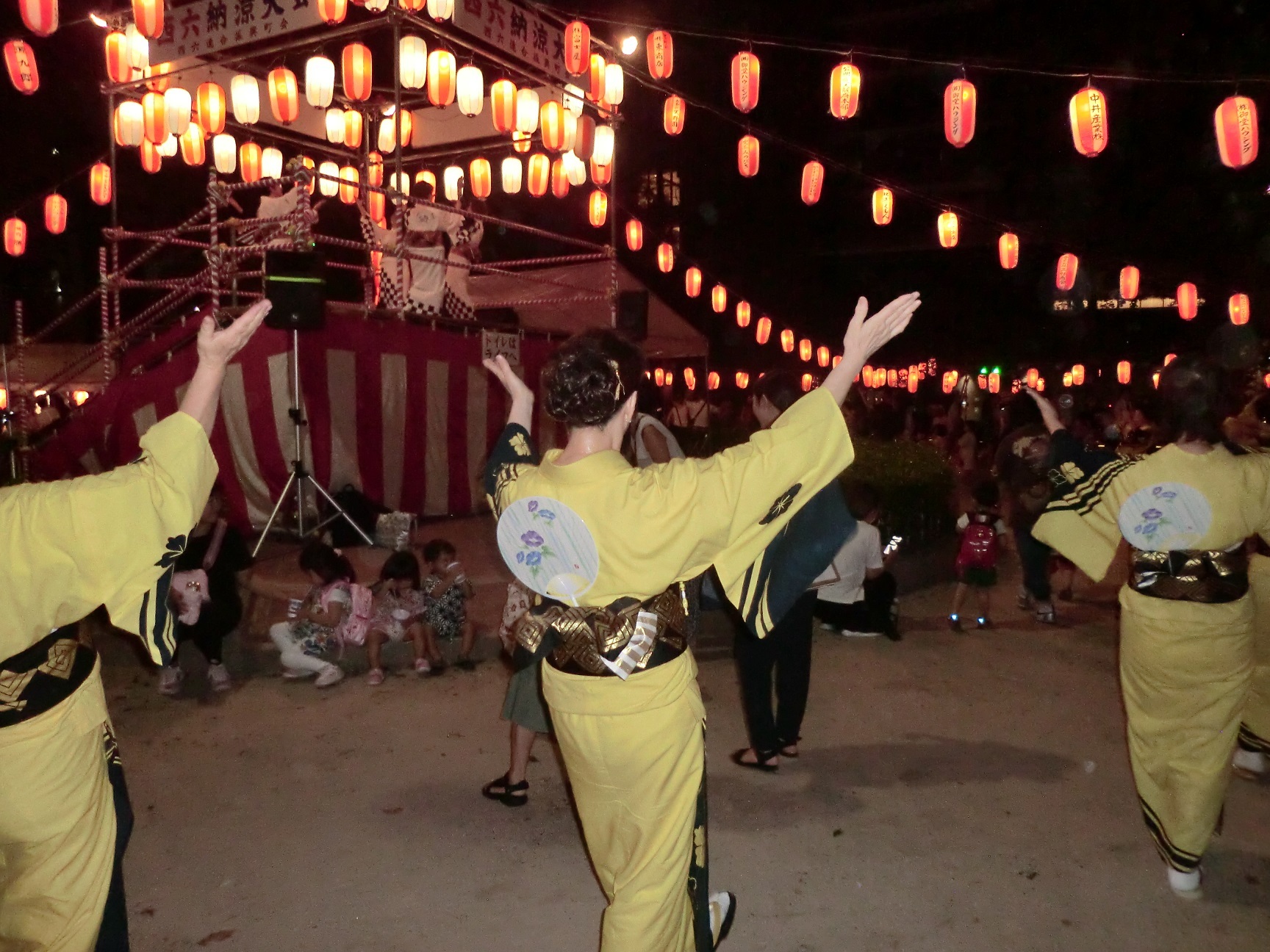 来場者が踊りを踊っている様子