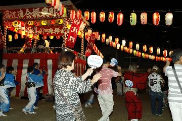 踊りを踊っている様子