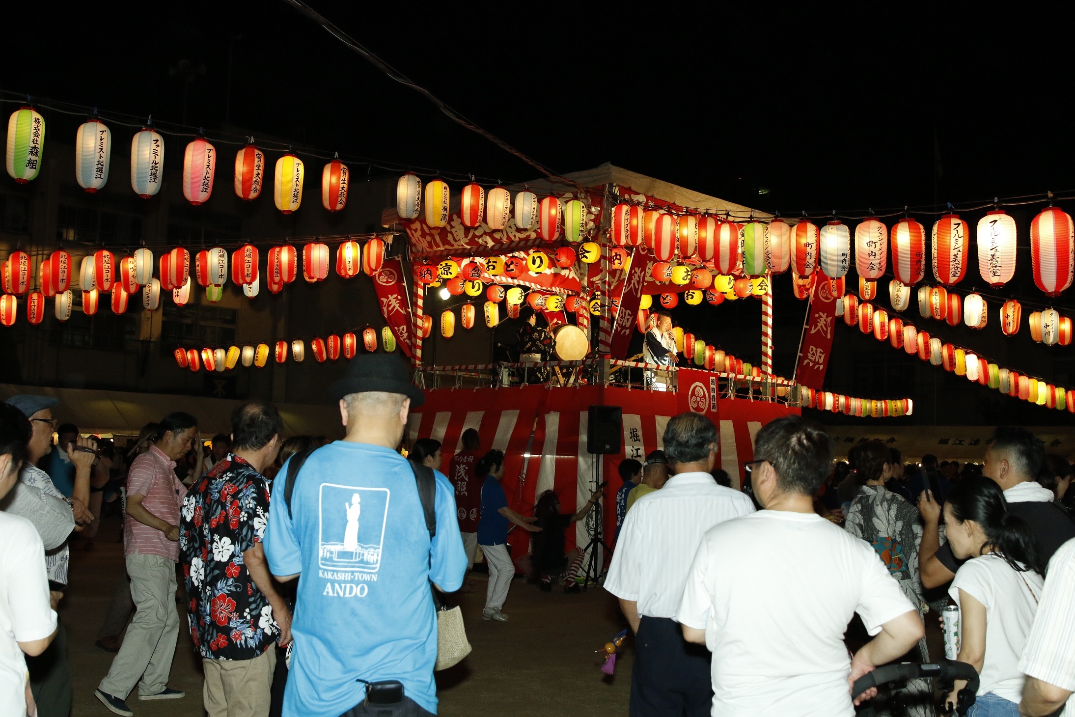 来場者がお祭りを楽しんでいる様子