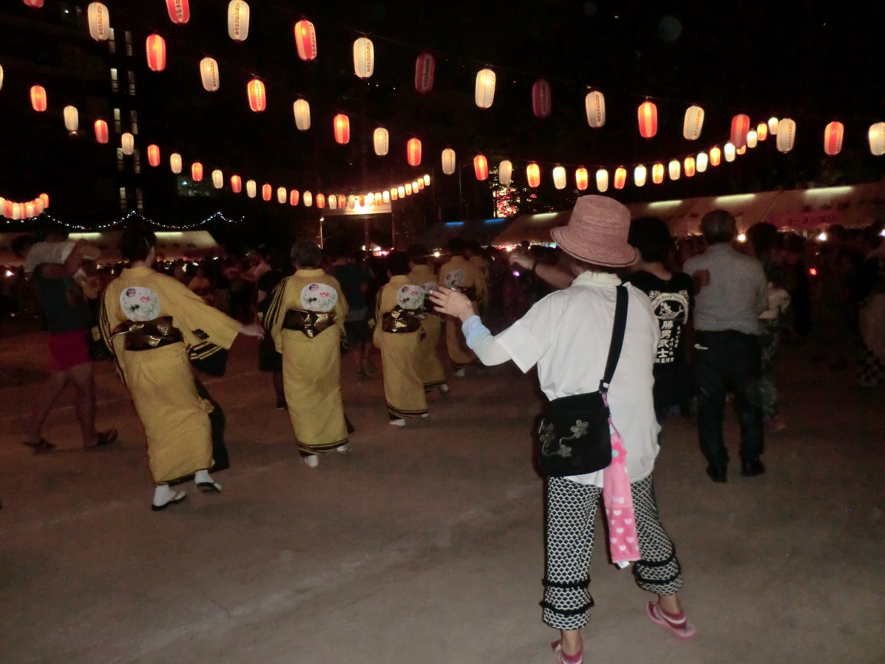 来場者が踊りを踊っている様子
