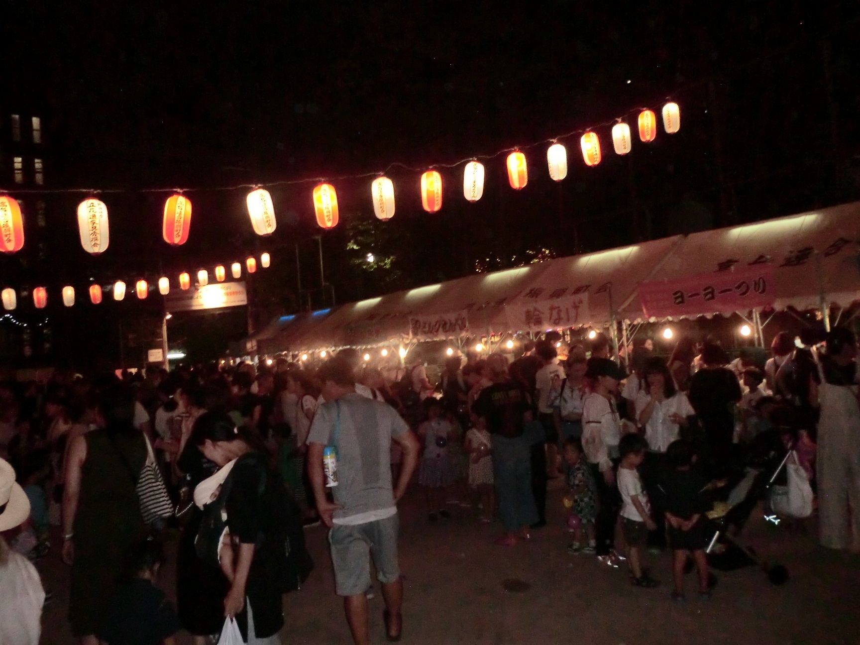 来場者が祭りを楽しんでいる様子
