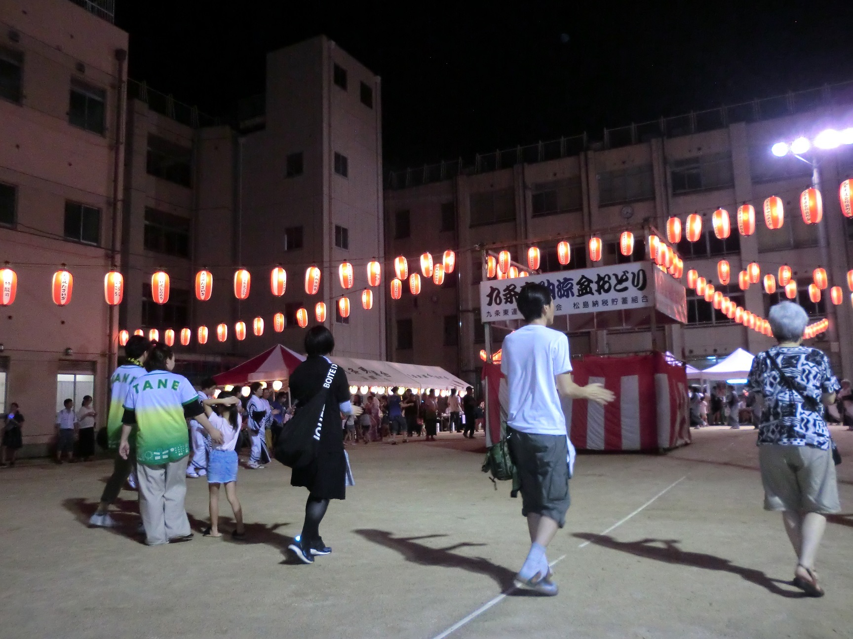 来場者が踊りを踊っている様子