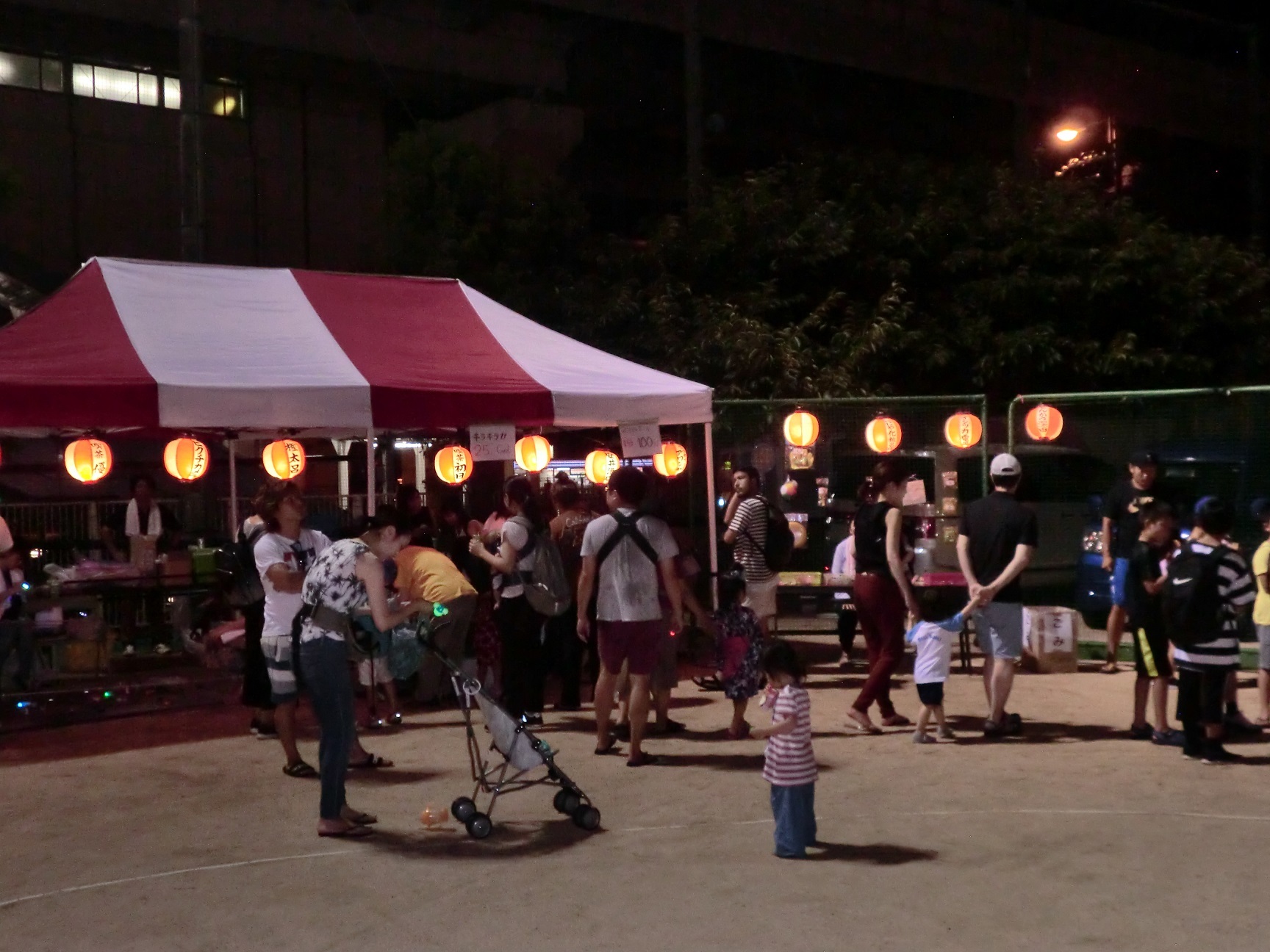 来場者がお祭りを楽しんでいる様子