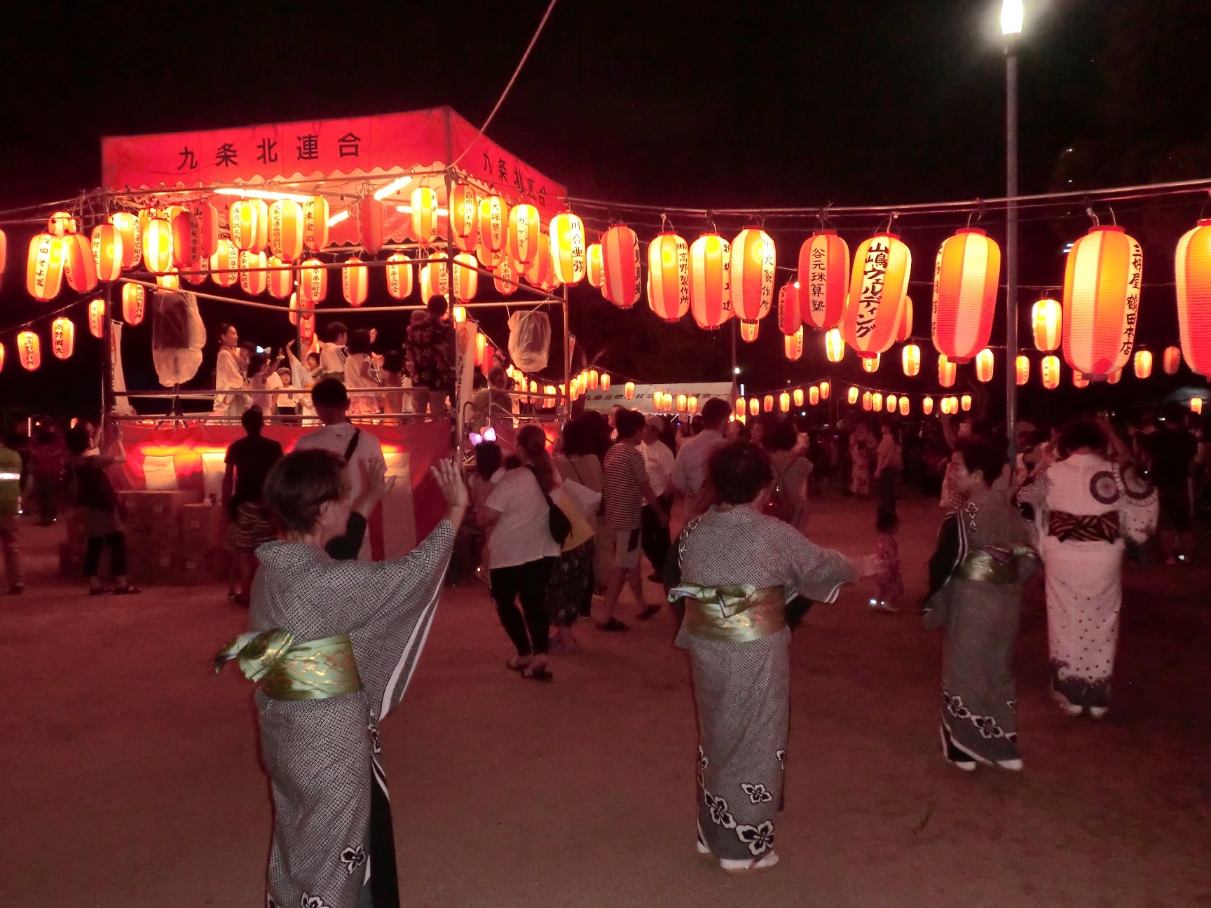 来場者が踊りを踊っている様子