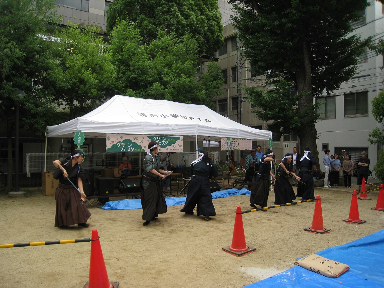 ステージでチャンバラを披露している様子
