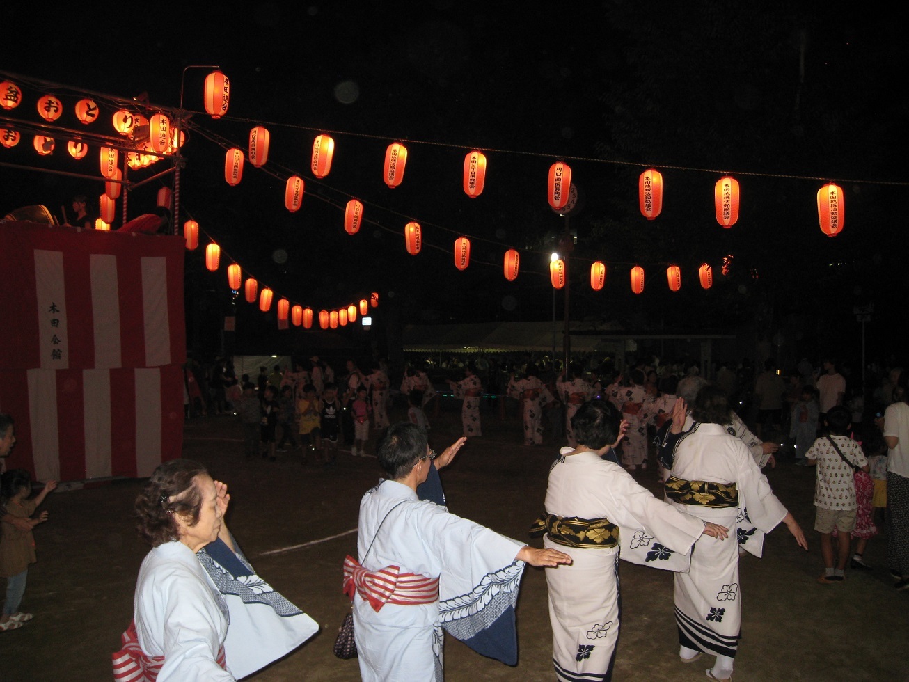 来場者が踊りを踊っている様子