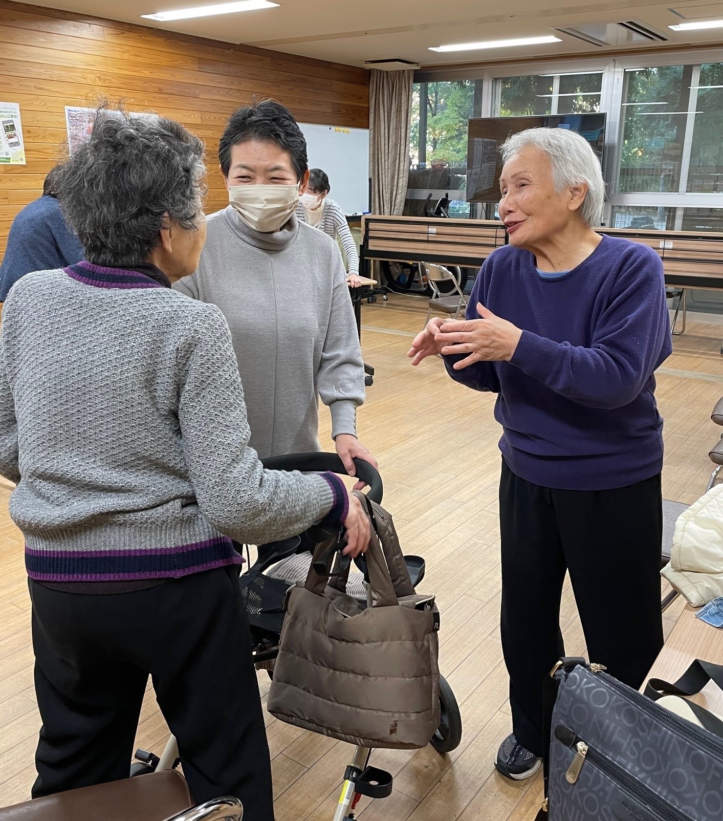 明治会館で開催されている、いきいき教室参加者への見守りの様子