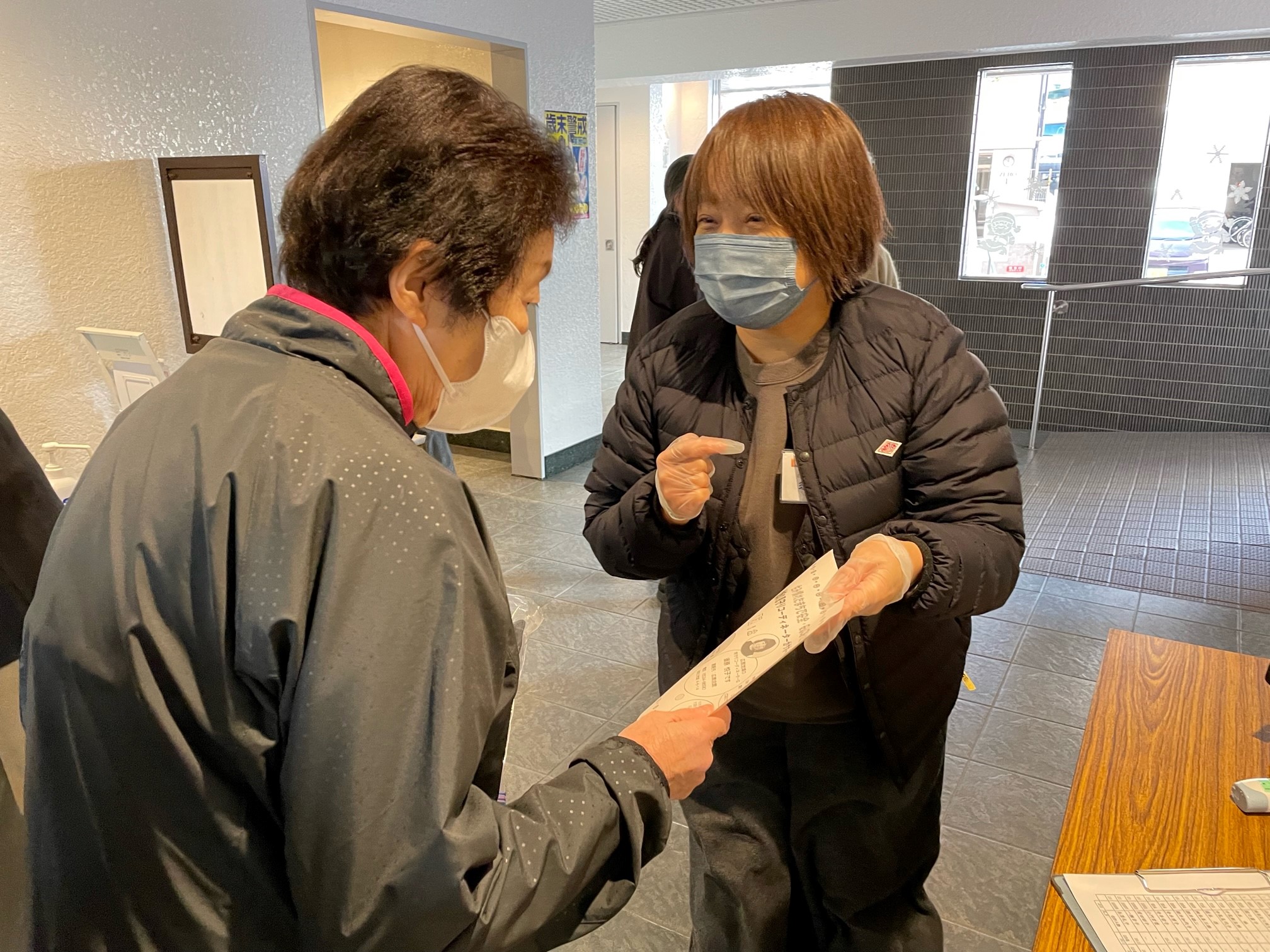 広教地域での100歳体操での見守りの様子