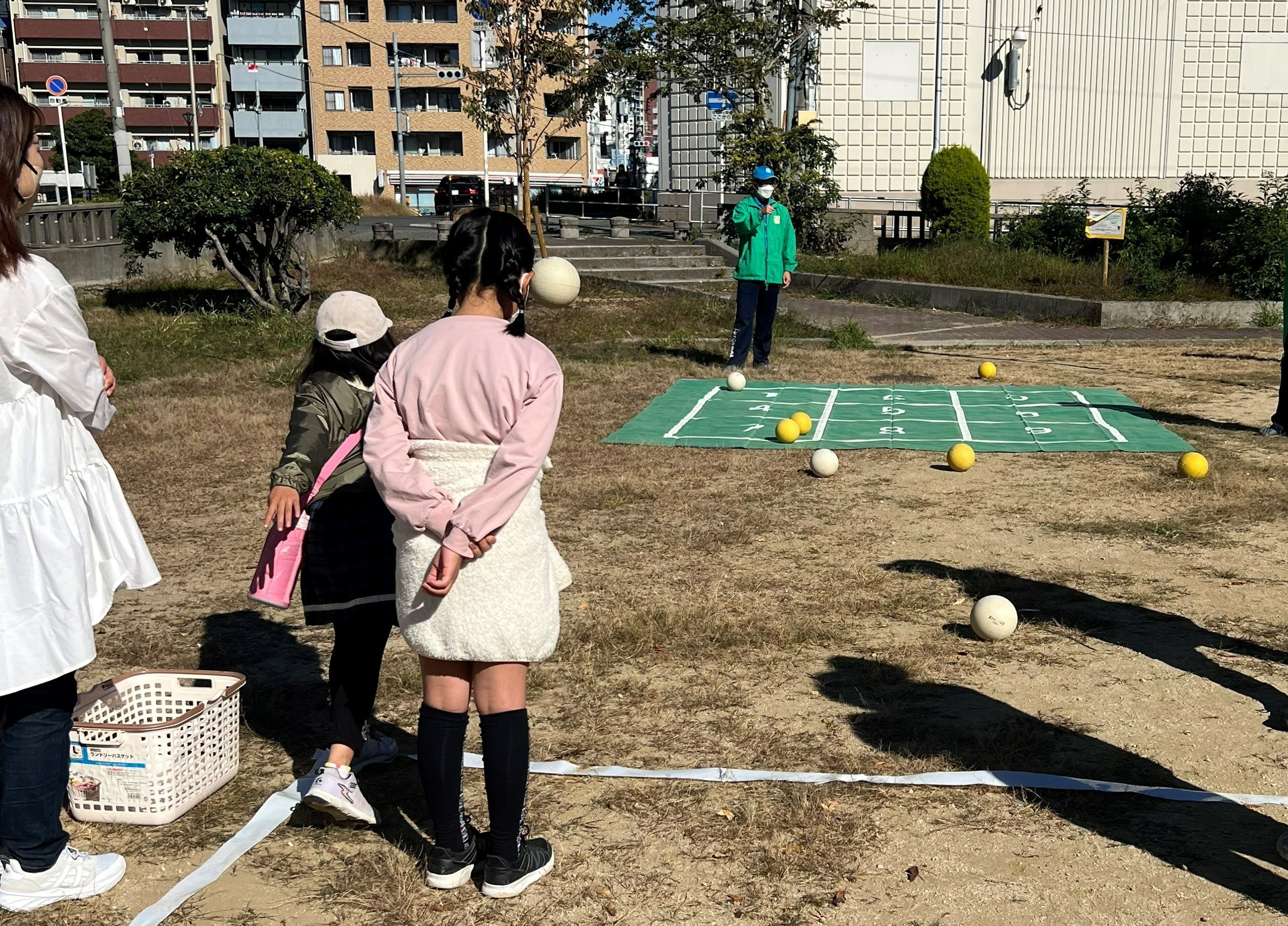 ボールの得点を見守る親子の様子