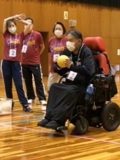 車いすの男性が競技する様子