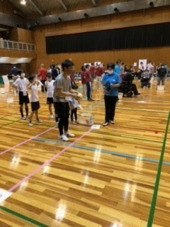 こども達と一緒に競技する様子