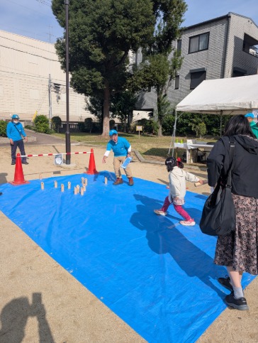 モルック体験会の様子（女の子がモルックを投げるところ）