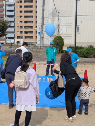 モルック体験会の様子（親子がモルックを投げるところ）