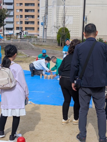 モルック体験会の様子（スタッフがスキットルを立てているところ）