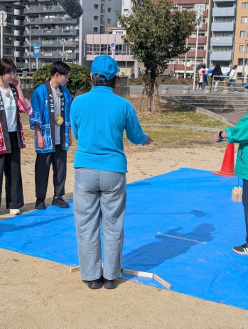 モルック体験会の様子（スタッフがモルックの投げる位置を調整しているところ）