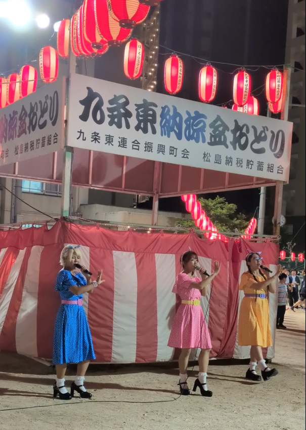 アイドルグループの歌の様子