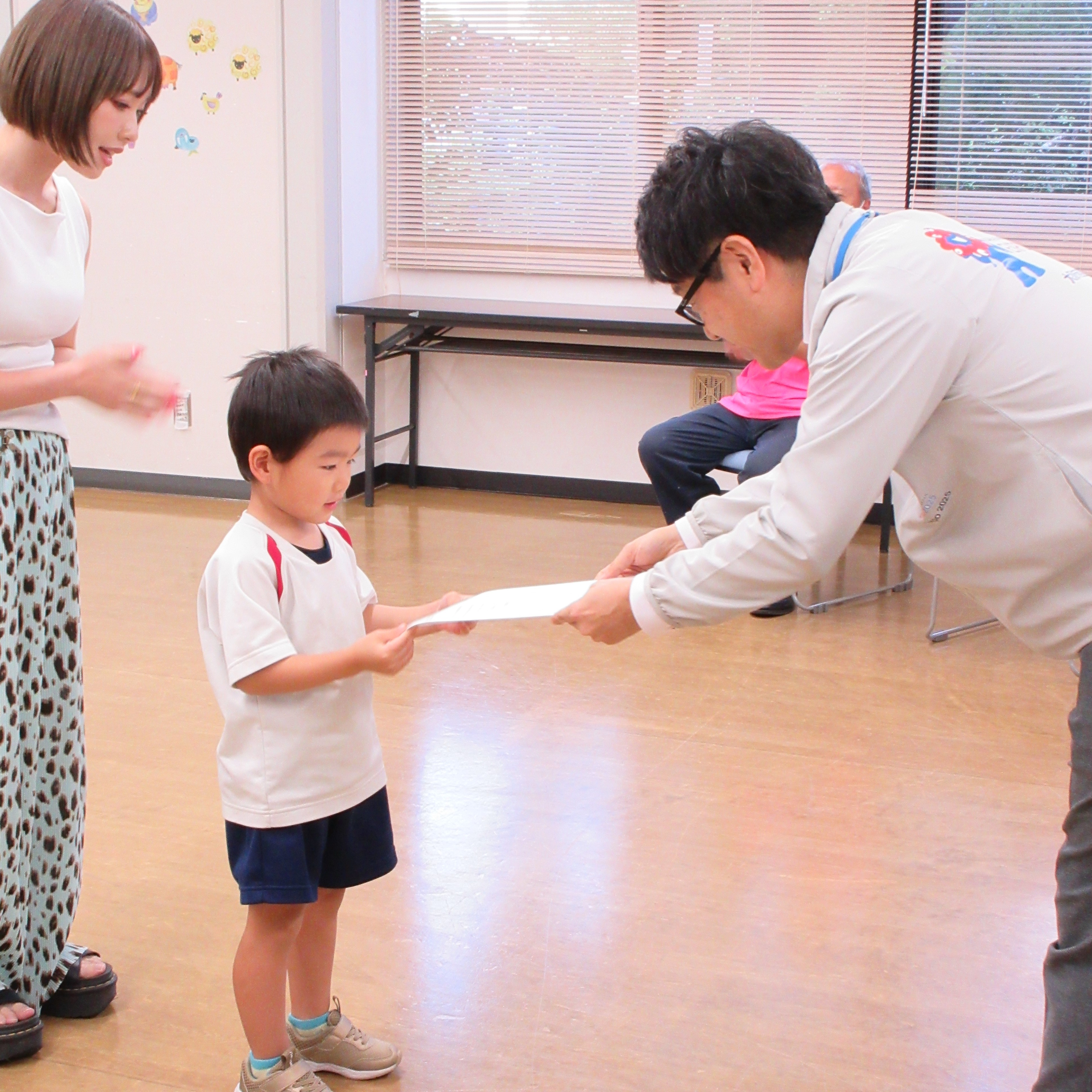 表彰状を受け取る親子の写真