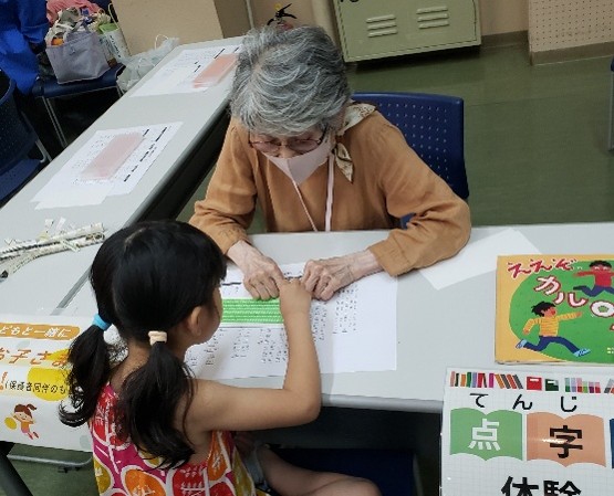 体験コーナーの様子（2）