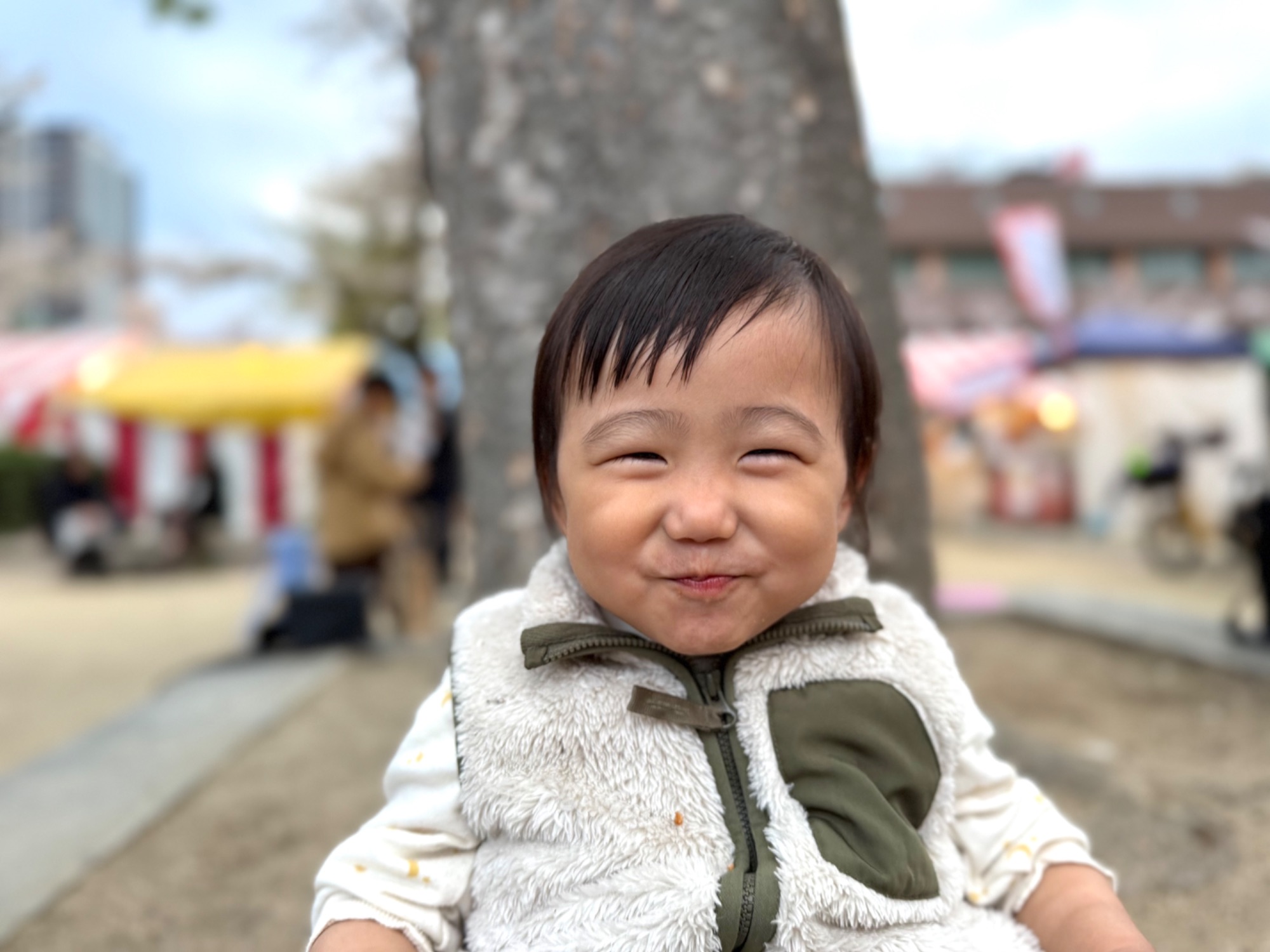子どもが笑顔で微笑んでいる写真