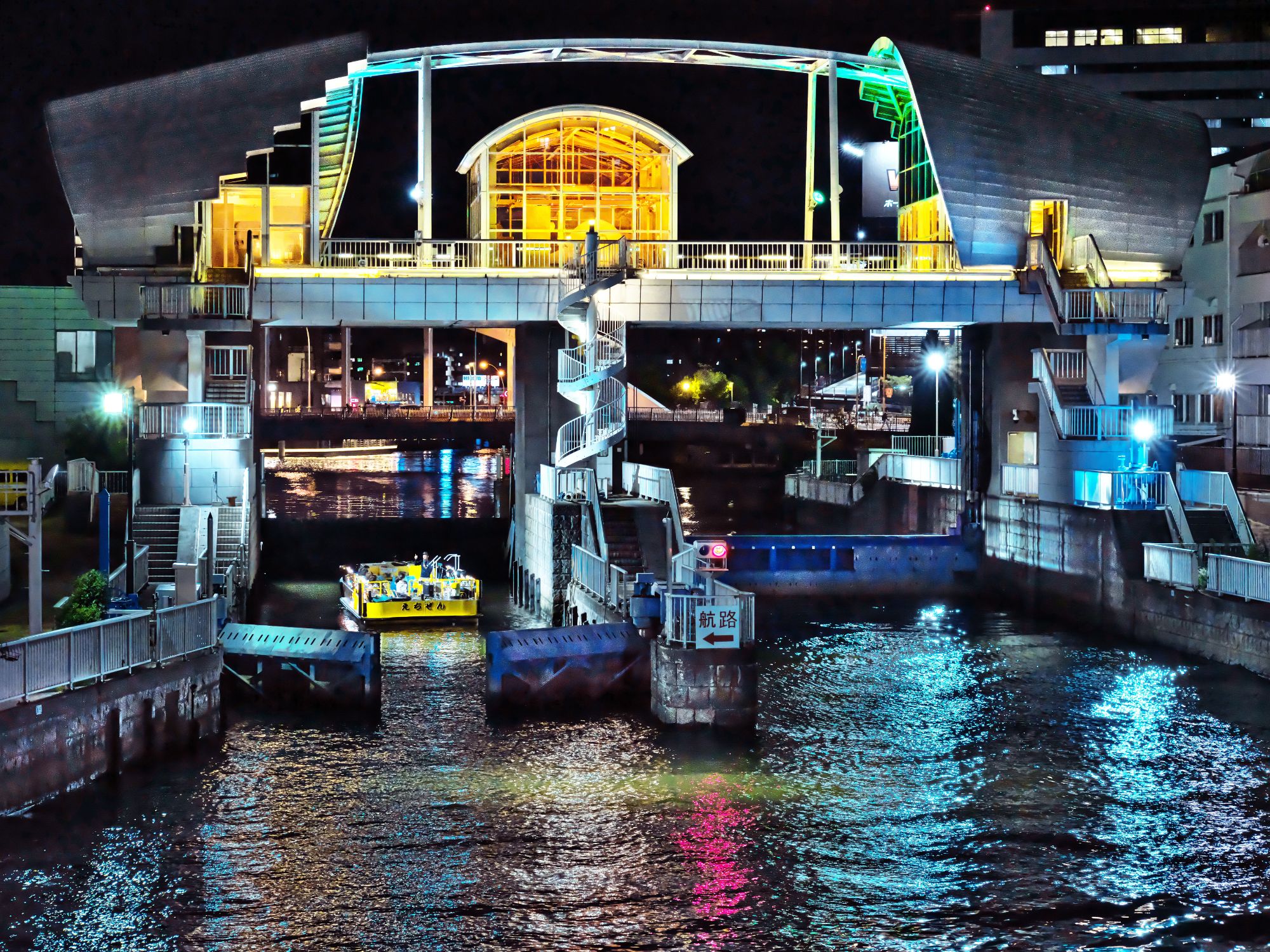 夜の道頓堀川水門の写真