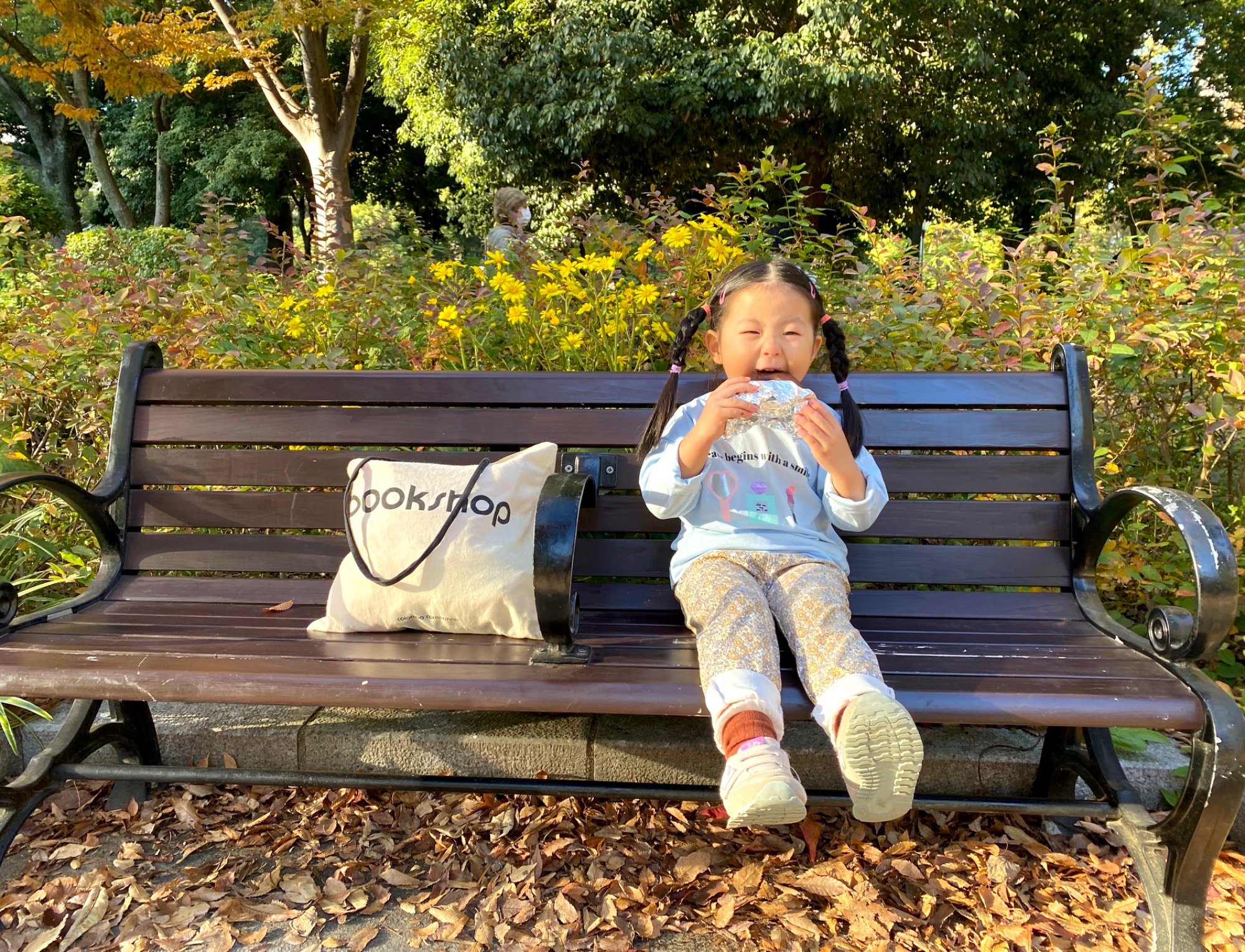 靱公園の公園で子どもがドーナツを食べる写真