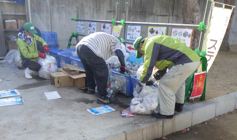 美化啓発拠点の作業風景　