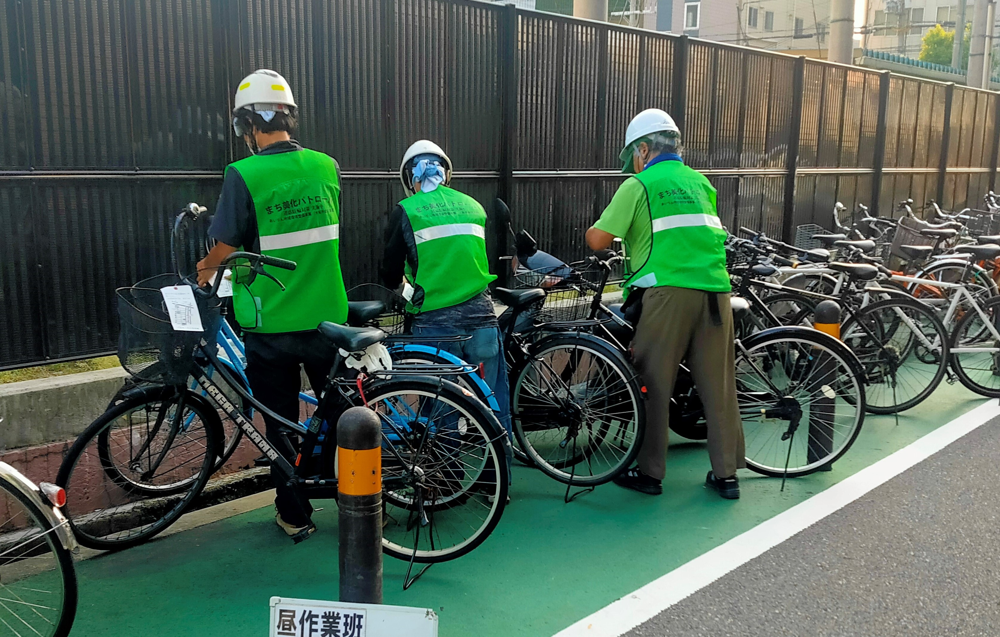 今宮小中一貫校の通学路での整理作業