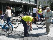 自転車安全指導キャンペーンにおける自転車点検の様子