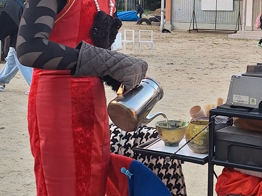美術家きむらとしろうじんじんさんがお茶を入れる様子の写真