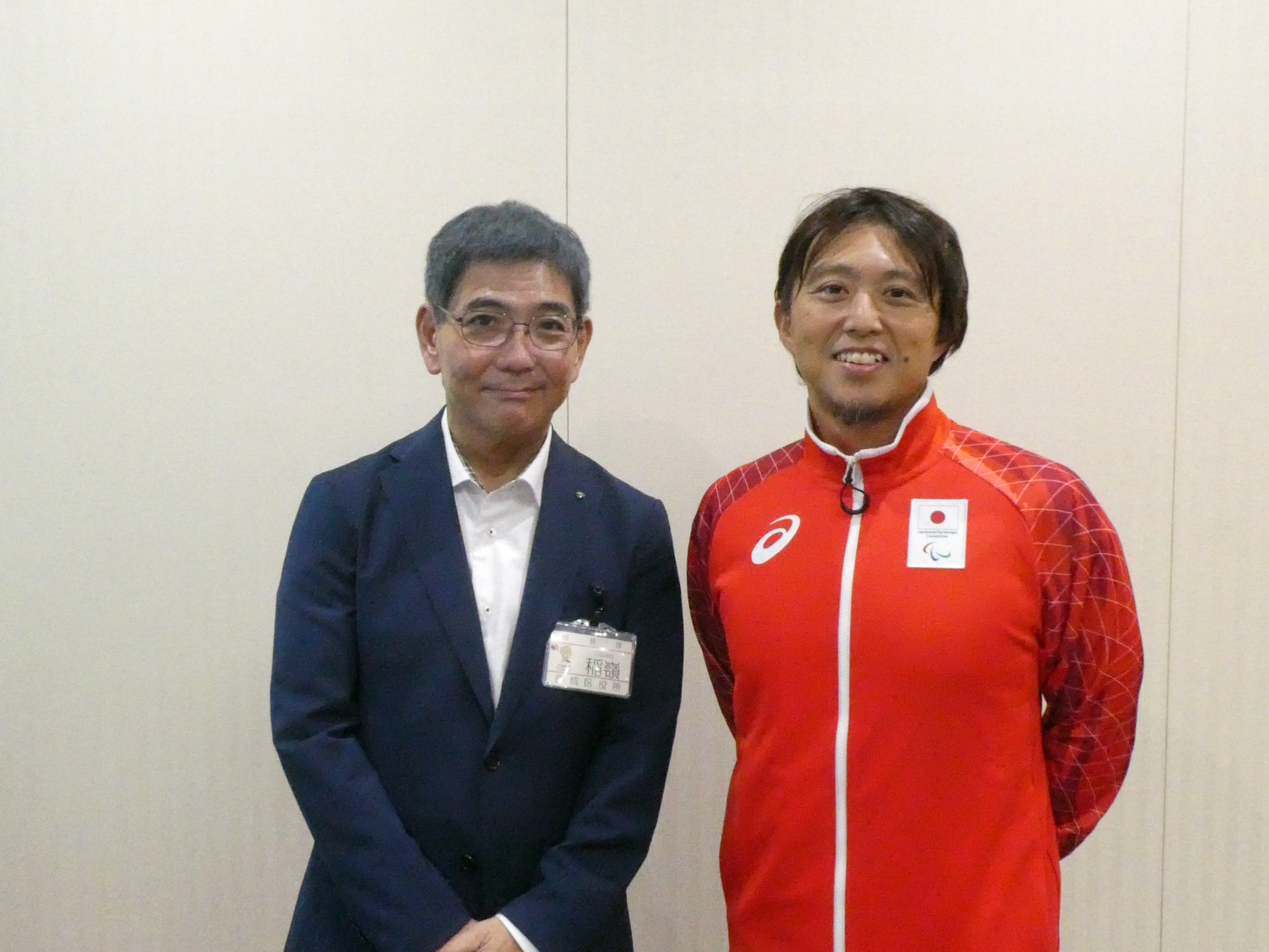 稲嶺区長と久保選手が並んでいる写真