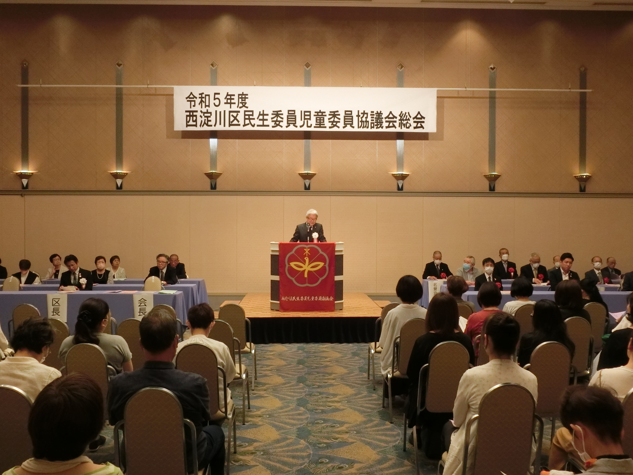 総会の写真（平井会長の挨拶）