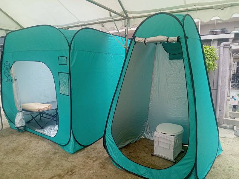 仮設トイレとテントの展示