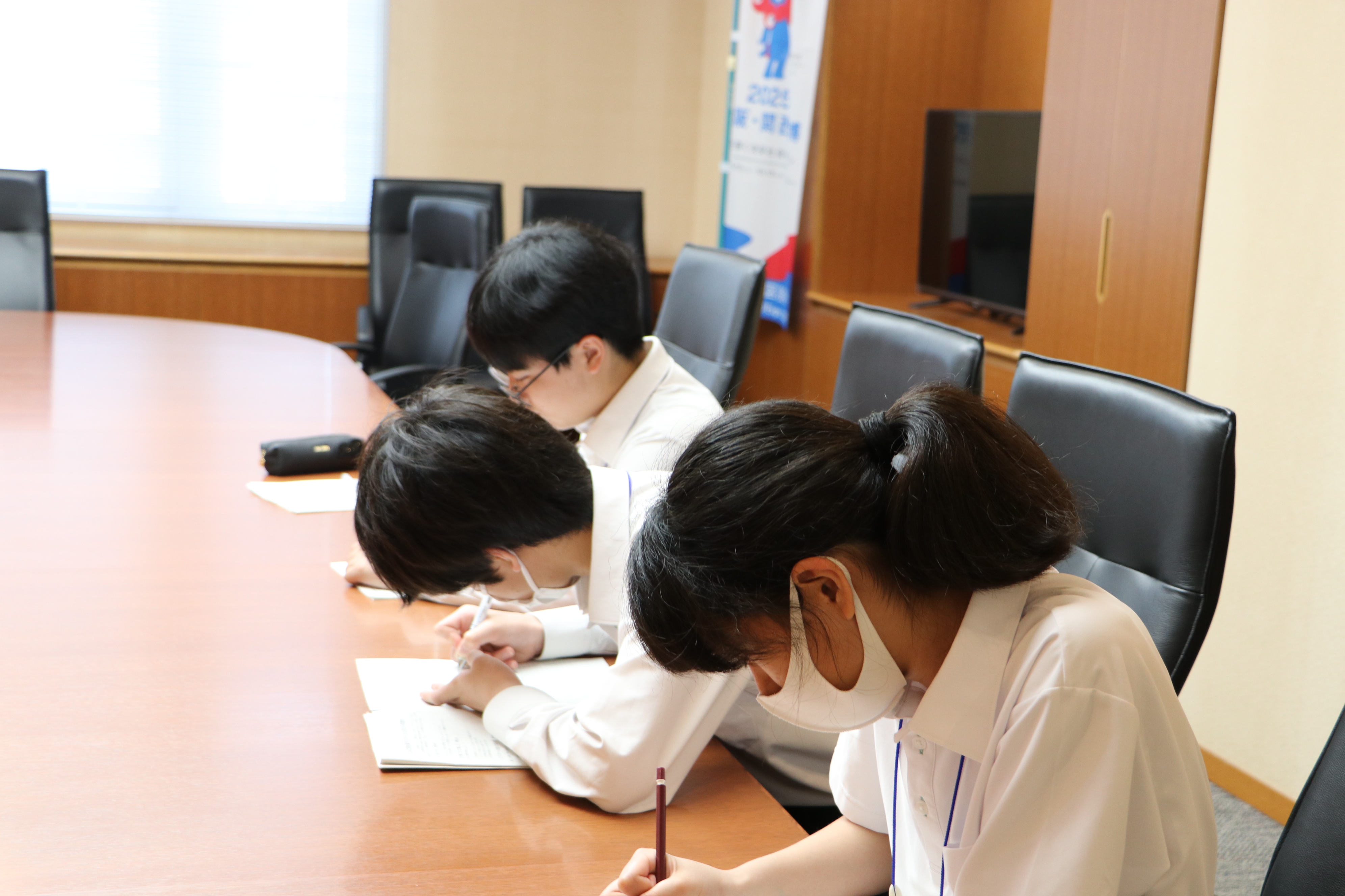 インタビュー内容を書き取りしている様子