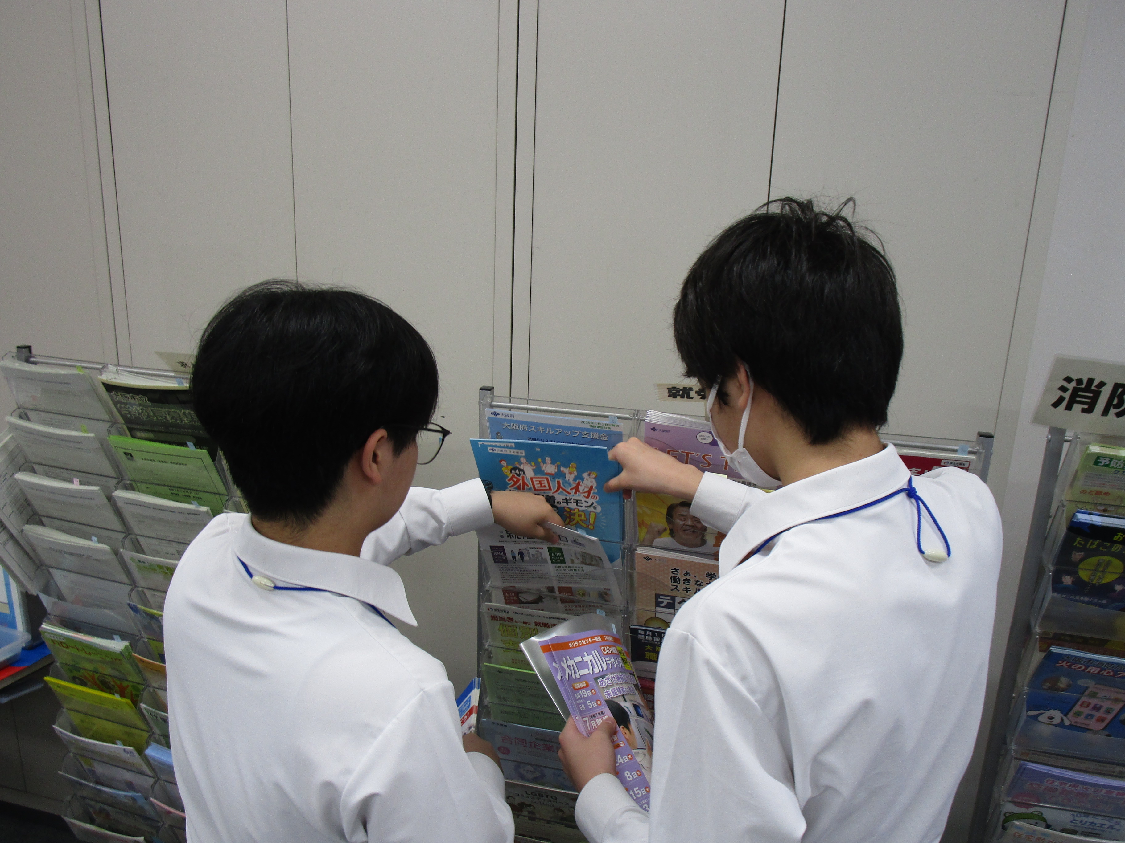 チラシを配架する様子